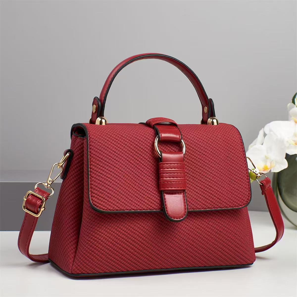 Новая высококачественная маленькая сумка, многослойная модная универсальная женская сумка через плечо, большая вместимость, модная сумка через плечо .