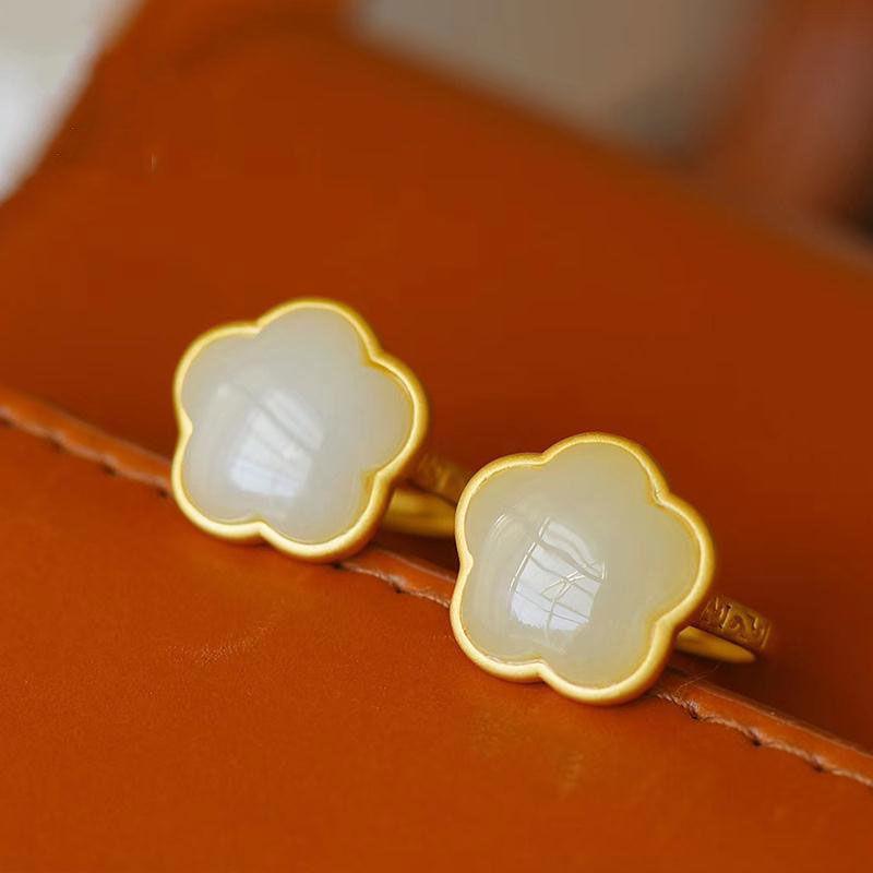 Natural Jade-Inspired Star Ring with Plum Blossom Inlay - Chinese Retro Jewelry for Hanfu & Qipao Adjustable
Natural Jade-Inspired Star Ring with Plum Blossom Inlay - Chinese Retro Jewelry for Hanfu & Qipao Adjustable