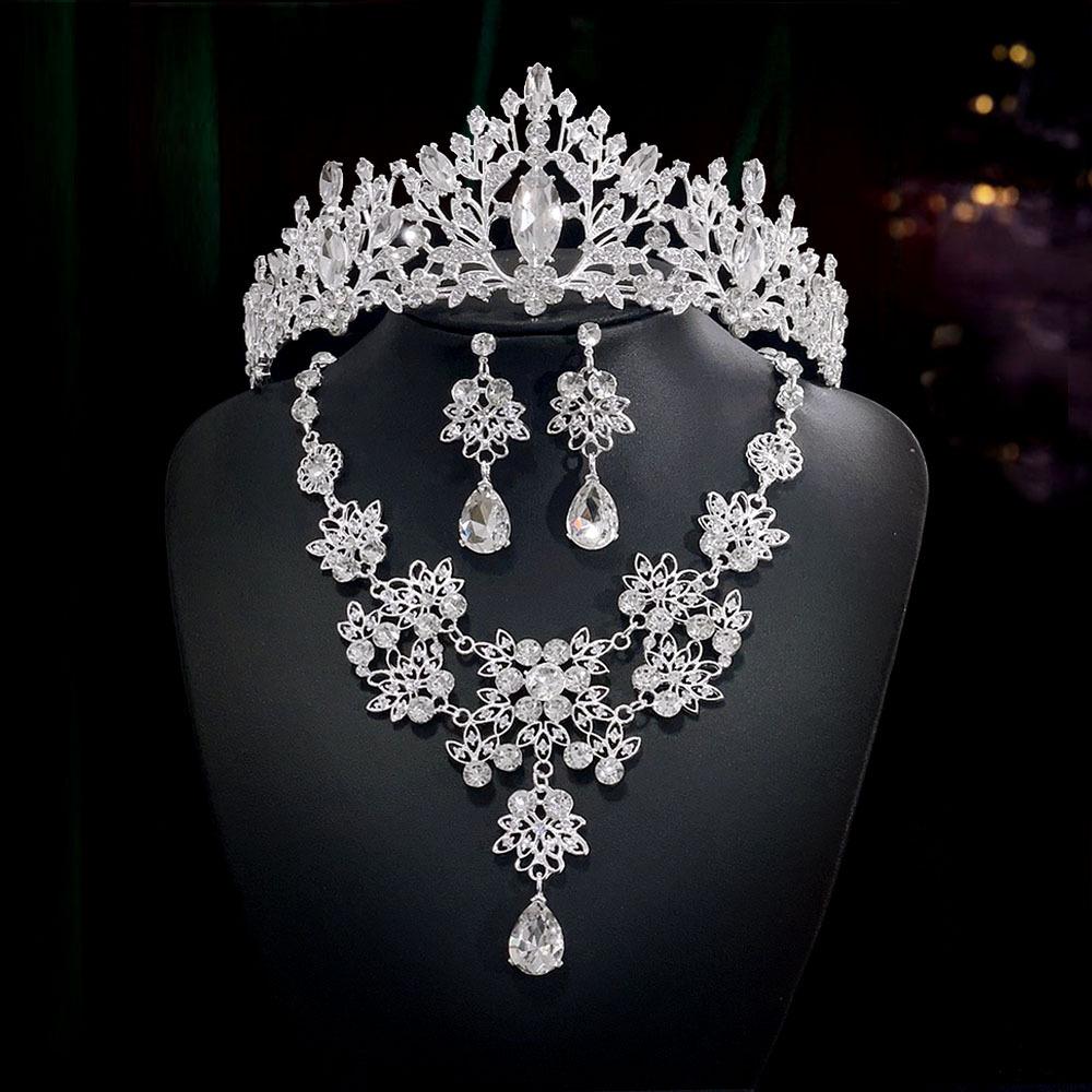 Three Piece Wedding Headwear Set Retro Alloy Rhinestone Large Crown Versatile Performance Dress Headwear Set
Three Piece Wedding Headwear Set Retro Alloy Rhinestone Large Crown Versatile Performance Dress Headwear Set