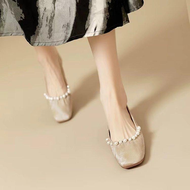 2025 new sweet pearl soft flat ballet single shoes women s Chinese style soft sole Doudou shoes grandma shoes 35
2025 new sweet pearl soft flat ballet single shoes women s Chinese style soft sole Doudou shoes grandma shoes 35