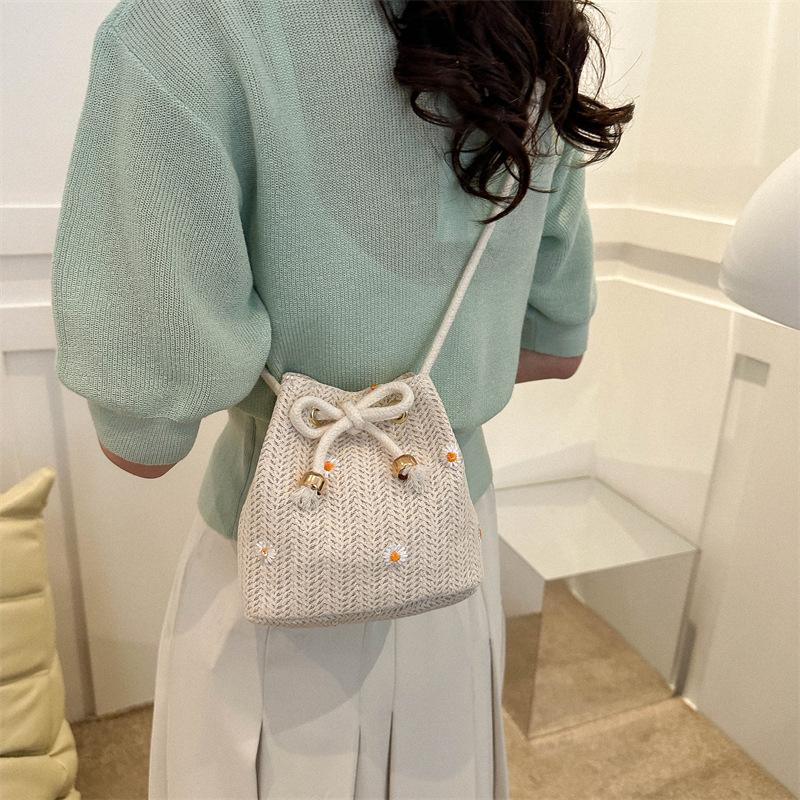 2025 new straw woven bucket small bag, small fresh and fashionable woven beach bag messenger bag
2025 new straw woven bucket small bag, small fresh and fashionable woven beach bag messenger bag