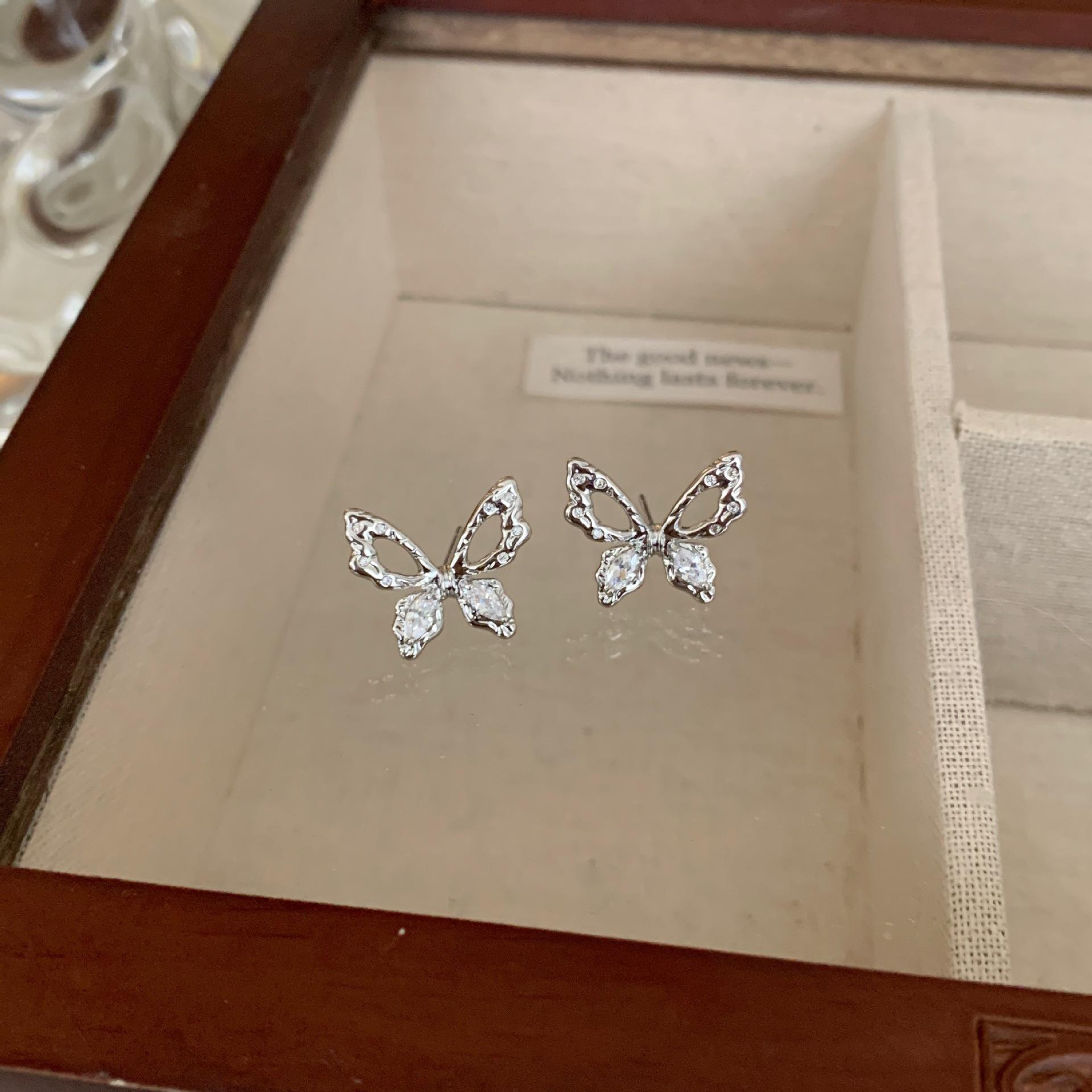 Light summer butterfly stud earrings women s niche design sense advanced cold wind earrings new ear clips earrings without piercings
Light summer butterfly stud earrings women s niche design sense advanced cold wind earrings new ear clips earrings without piercings