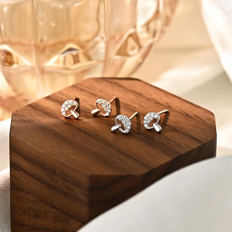 Diamond-inlaid Mushroom Earrings Light Luxury High-end Childlike Cute Niche Design Earrings New Style
Diamond-inlaid Mushroom Earrings Light Luxury High-end Childlike Cute Niche Design Earrings New Style