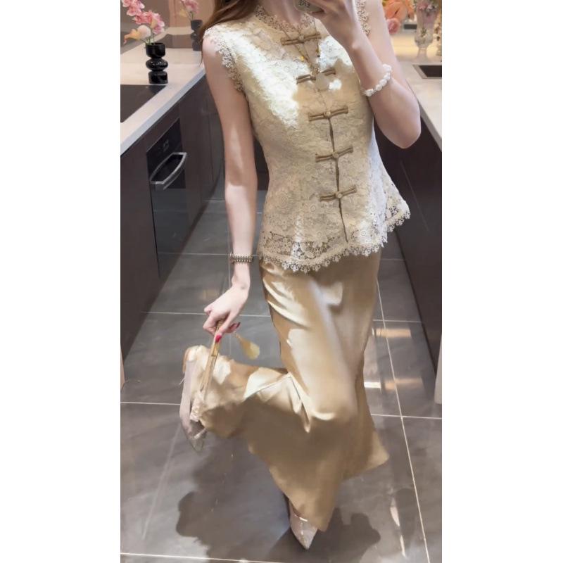 Elegant Chinese Style Embroidered Satin Skirt and Lace Top Set for Women Large
Elegant Chinese Style Embroidered Satin Skirt and Lace Top Set for Women Large