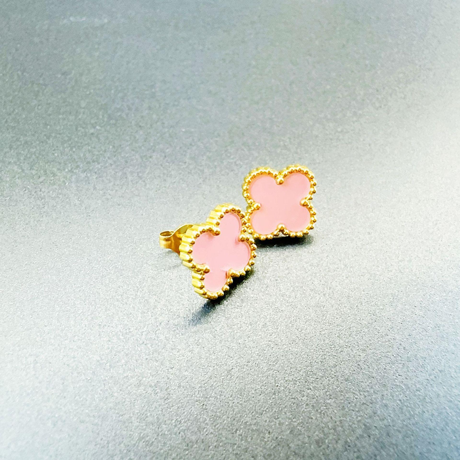 Новые серьги из титановой стали Свежий сладкий темперамент Серьги в виде четырехлистного клевера Женские украшения розовый
Новые серьги из титановой стали Свежий сладкий темперамент Серьги в виде четырехлистного клевера Женские украшения розовый