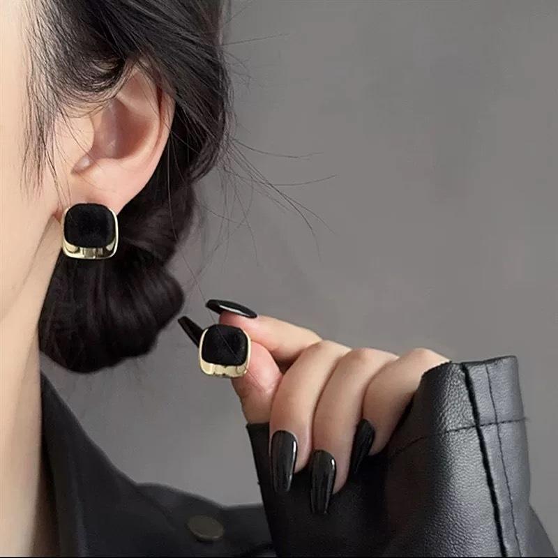Light Luxury, High-end Feel, Maillard Square Earrings, Niche, Versatile, Fashionable Earrings, Temperament Earrings 925 silver
Light Luxury, High-end Feel, Maillard Square Earrings, Niche, Versatile, Fashionable Earrings, Temperament Earrings 925 silver