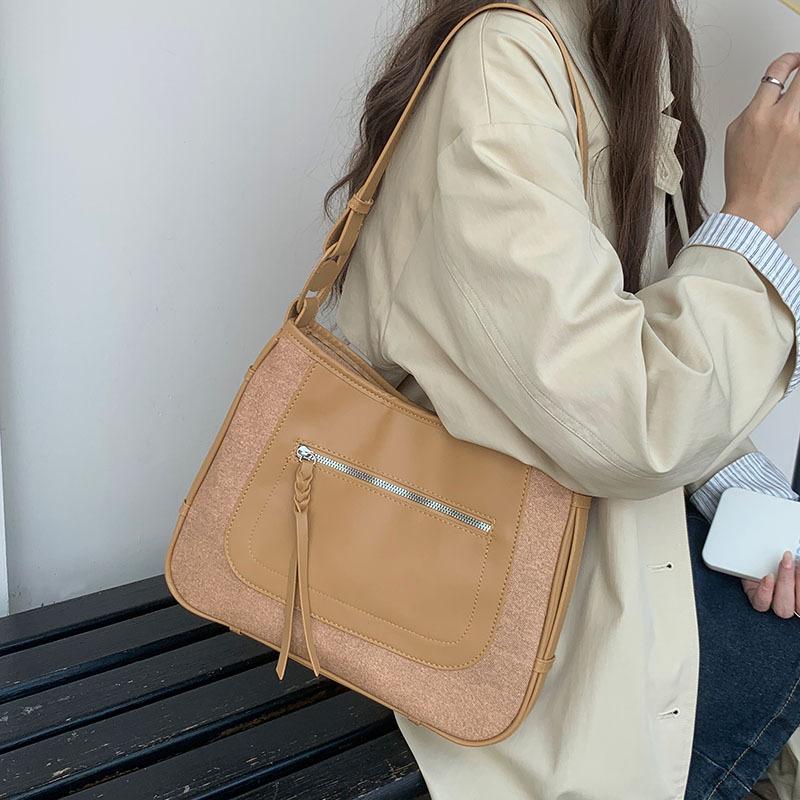 New Autumn and Winter Retro Fashion Contrasting Saddle Bag Niche Commuting Bag Women s Versatile Casual One-shoulder Crossbody Bag
New Autumn and Winter Retro Fashion Contrasting Saddle Bag Niche Commuting Bag Women s Versatile Casual One-shoulder Crossbody Bag