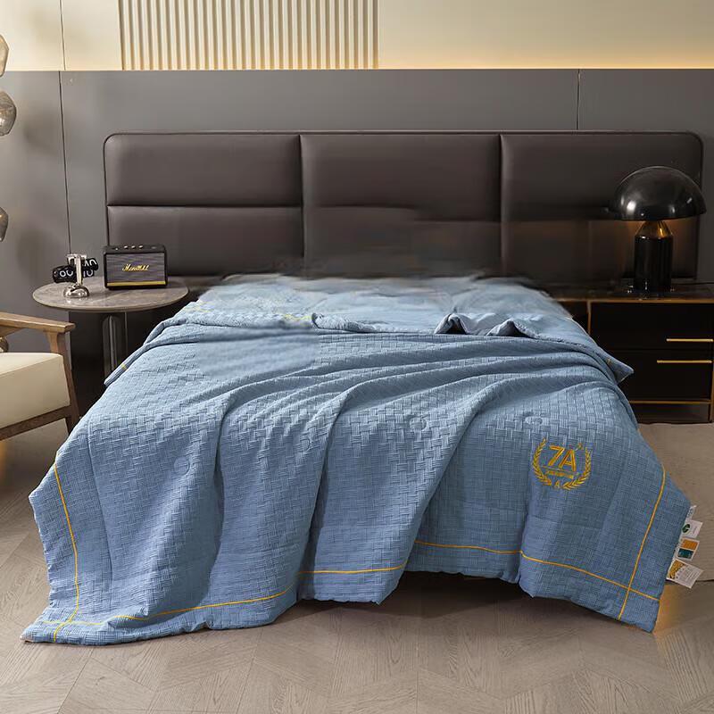 Lilang Jacquard Embroidered Summer Quilt
Lilang Jacquard Embroidered Summer Quilt