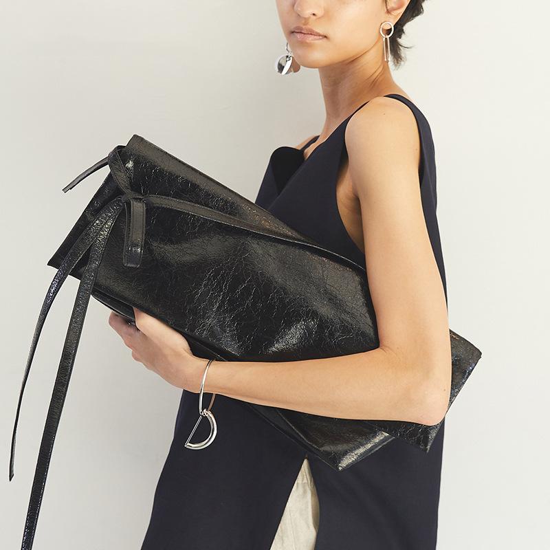 Large Capacity Women Handbag Oil Leather Bag Big Shoulder Bag Crossbody Bags For Women High Quality Black bolsas de mujer purse чёрный
Large Capacity Women Handbag Oil Leather Bag Big Shoulder Bag Crossbody Bags For Women High Quality Black bolsas de mujer purse чёрный