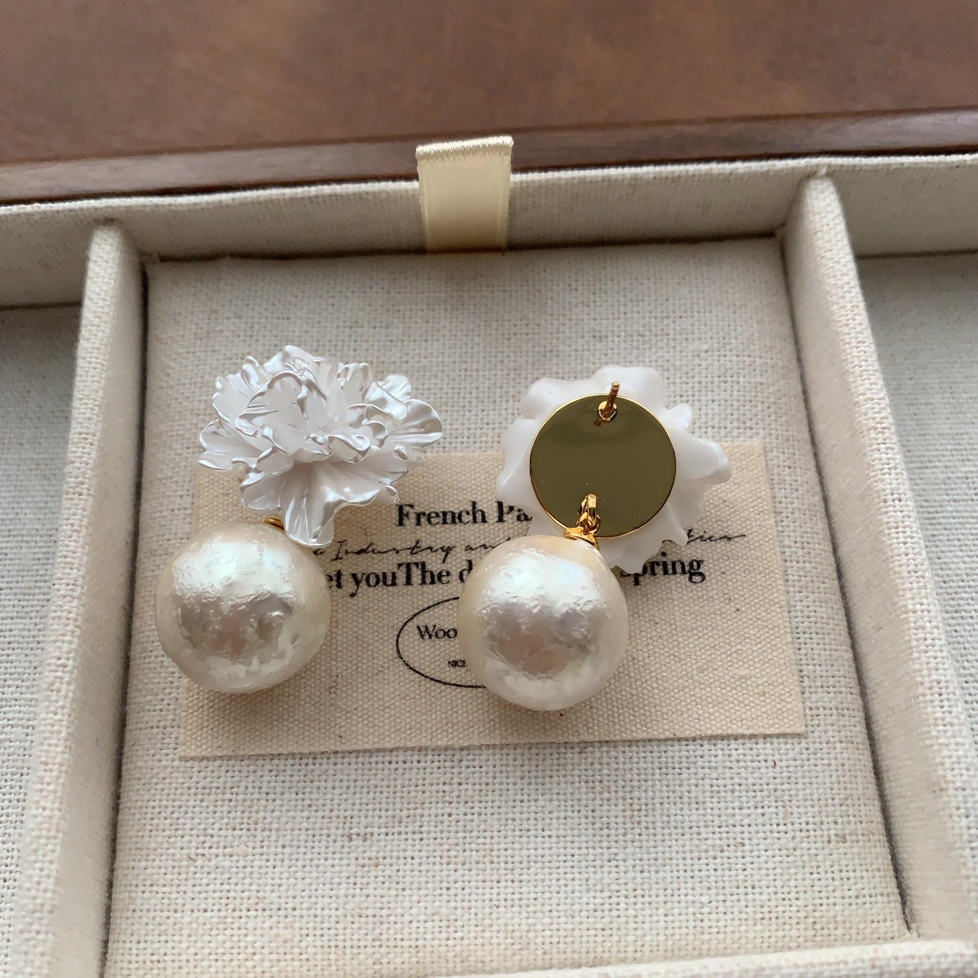 Three-dimensional flower cluster pearl stud earrings, earrings, soft, romantic, elegant, fashionable, niche, atmosphere earrings, women s earrings.
Three-dimensional flower cluster pearl stud earrings, earrings, soft, romantic, elegant, fashionable, niche, atmosphere earrings, women s earrings.