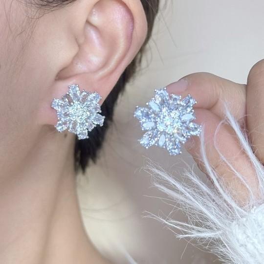 Popular snowflake micro-inlaid zircon earrings Korean version of high-end atmospheric high-end sunflower stud earrings femininity earrings
Popular snowflake micro-inlaid zircon earrings Korean version of high-end atmospheric high-end sunflower stud earrings femininity earrings