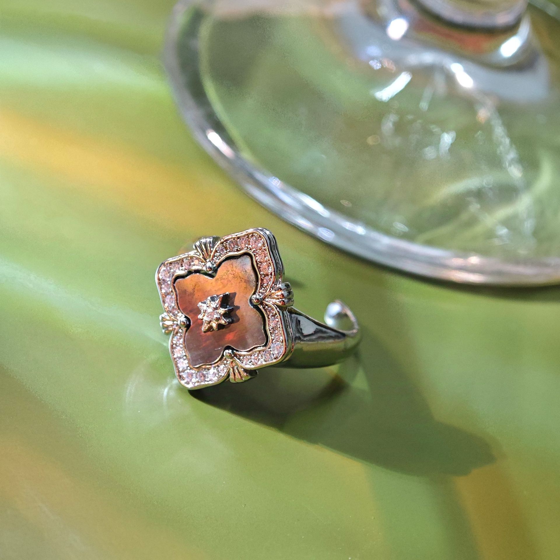 Latti Brushed Craft Natural Gray Shell Bracelet Women S High Sense Four-Leaf Clover Clavicle Chain
Latti Brushed Craft Natural Gray Shell Bracelet Women S High Sense Four-Leaf Clover Clavicle Chain