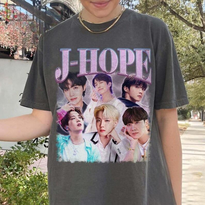 Футболка J Hope на сцене BTS Kpop Концертная футболка Футболка для фаната, Мерч Jhope Подарок для ARMY, Музыкальная футболка для концерта, Подарок для фаната на Мировой тур 2026 Хип-хоп Уличная одежда 4XL
Футболка J Hope на сцене BTS Kpop Концертная футболка Футболка для фаната, Мерч Jhope Подарок для ARMY, Музыкальная футболка для концерта, Подарок для фаната на Мировой тур 2026 Хип-хоп Уличная одежда 4XL