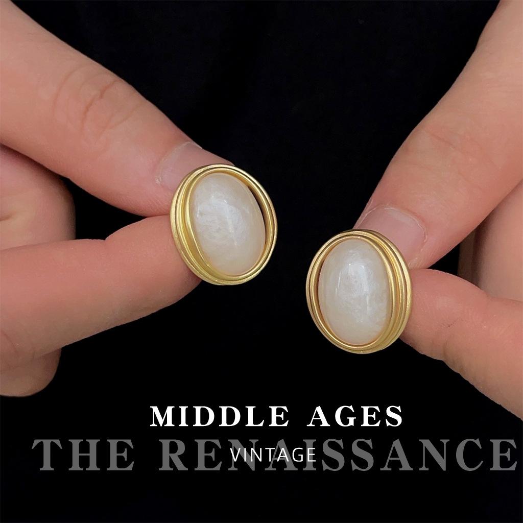 Medieval Hepburn style oval retro style stud earrings dumb gold French earrings elegant ear jewelry
Medieval Hepburn style oval retro style stud earrings dumb gold French earrings elegant ear jewelry