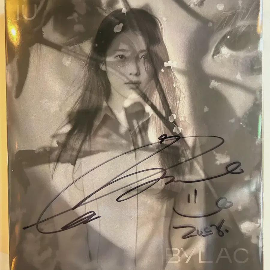 Iu Sign Album
Iu Sign Album