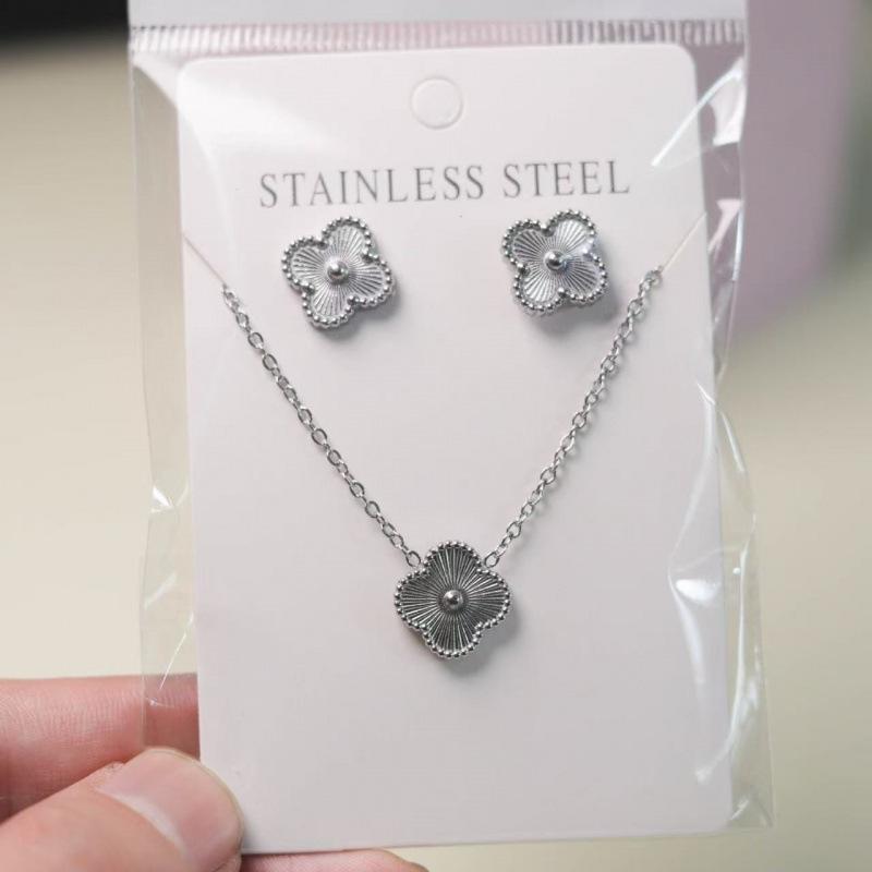 Four-leaf Clover Earrings and Necklace Two-piece Set Versatile and Stylish Clavicle Chain 18K срібний
Four-leaf Clover Earrings and Necklace Two-piece Set Versatile and Stylish Clavicle Chain 18K срібний