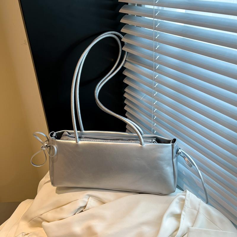 2025 новая милая девушка Сэн Мэн свежий жемчуг бант модная подушка текстура плечевая сумка подмышкой
2025 новая милая девушка Сэн Мэн свежий жемчуг бант модная подушка текстура плечевая сумка подмышкой