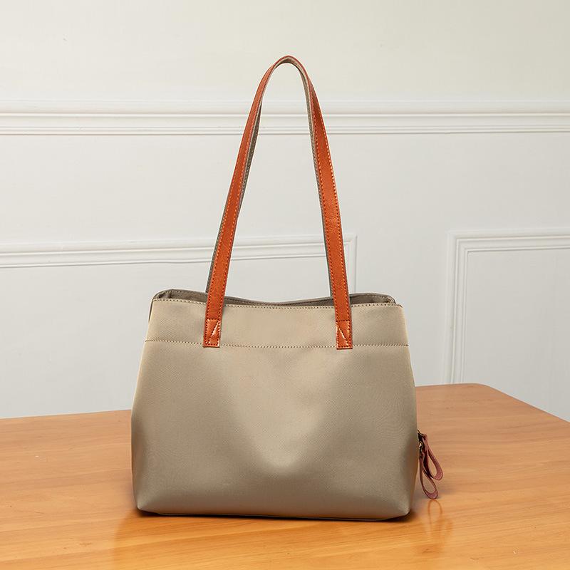 Новая женская сумка, повседневная сумка-тоут большой вместимости из нейлона и ткани Оксфорд, легко сочетающаяся, на плечо, модная холщовая сумка
Новая женская сумка, повседневная сумка-тоут большой вместимости из нейлона и ткани Оксфорд, легко сочетающаяся, на плечо, модная холщовая сумка