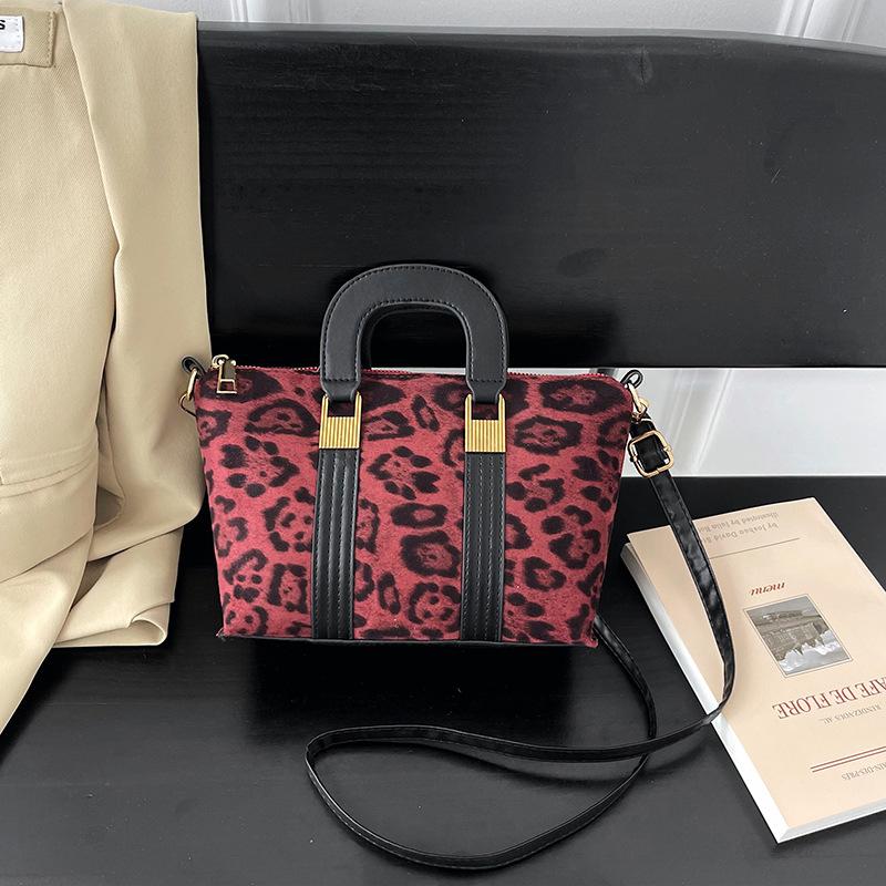 Популярная сумка-тоут большой вместимости с леопардовым принтом, новая, для поездок на работу, женская, с индивидуальностью, в зарубежном стиле, универсальный дизайн, передовая сумка-мессенджер
Популярная сумка-тоут большой вместимости с леопардовым принтом, новая, для поездок на работу, женская, с индивидуальностью, в зарубежном стиле, универсальный дизайн, передовая сумка-мессенджер