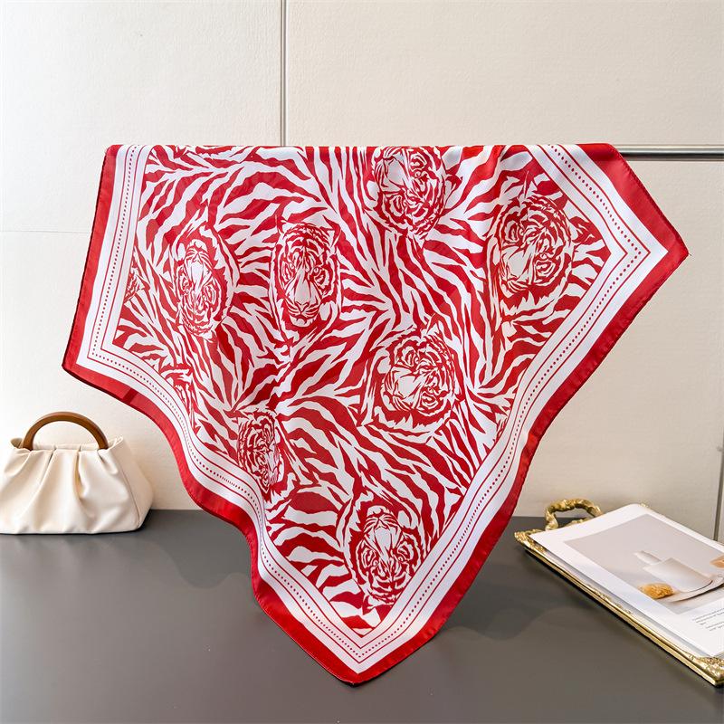 Luxury Tiger Printing 70cm Square Scarves Women s Silk Scarf Spring Summer Bandana Small Neckties Foulard Shawl 70x70cm
Luxury Tiger Printing 70cm Square Scarves Women s Silk Scarf Spring Summer Bandana Small Neckties Foulard Shawl 70x70cm