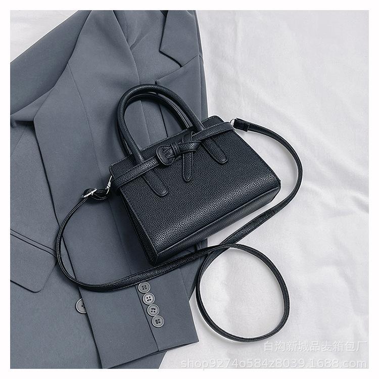 Manufacturer Bridal bag Fashion messenger bag Women s atmospheric wedding bag 2025 New niche design handbag чёрный
Manufacturer Bridal bag Fashion messenger bag Women s atmospheric wedding bag 2025 New niche design handbag чёрный