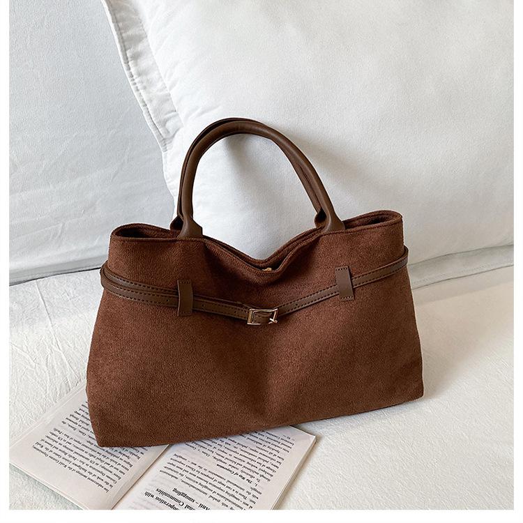 Fashionable Retro Tote Bag with A Design for Carrying on Both Shoulders кавовий
Fashionable Retro Tote Bag with A Design for Carrying on Both Shoulders кавовий