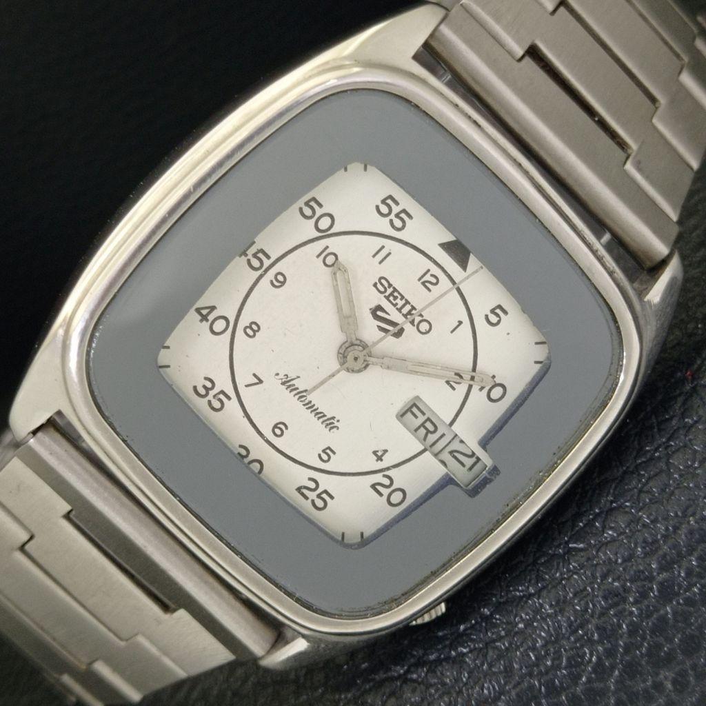 GENUINE VINTAGE SEIKO 5 AUTOMATIC JAPAN MENS WHITE COLOR DIAL WATCH a702521-1 R126-a702521
GENUINE VINTAGE SEIKO 5 AUTOMATIC JAPAN MENS WHITE COLOR DIAL WATCH a702521-1 R126-a702521