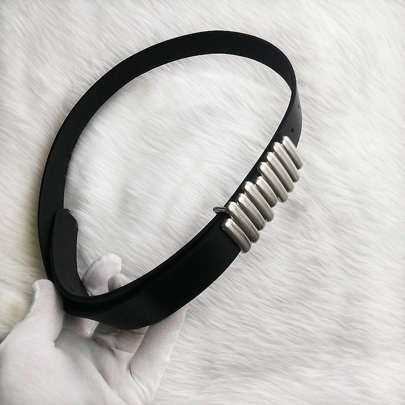 Современные брюки из черного денима с модным регулируемым поясом для женщин Black Silver
Современные брюки из черного денима с модным регулируемым поясом для женщин Black Silver