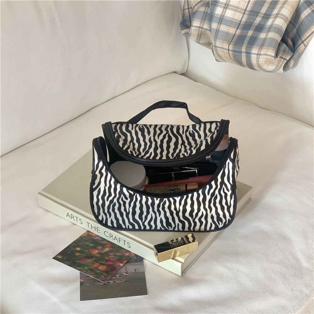 Large Capacity Geometric Makeup Bags Korean Style Strip Pattern Cosmetic Bag Creative Travel белый/чёрный
Large Capacity Geometric Makeup Bags Korean Style Strip Pattern Cosmetic Bag Creative Travel белый/чёрный