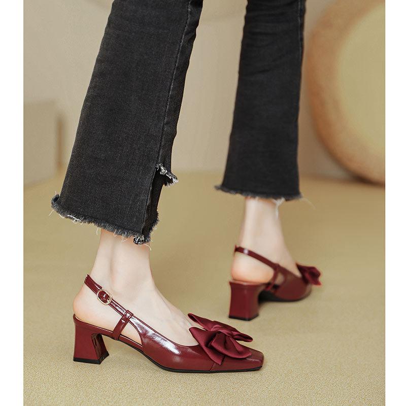 Bow one-word buckle with high heels thick heel new bag head sandals square head empty single shoes 40 срібний
Bow one-word buckle with high heels thick heel new bag head sandals square head empty single shoes 40 срібний