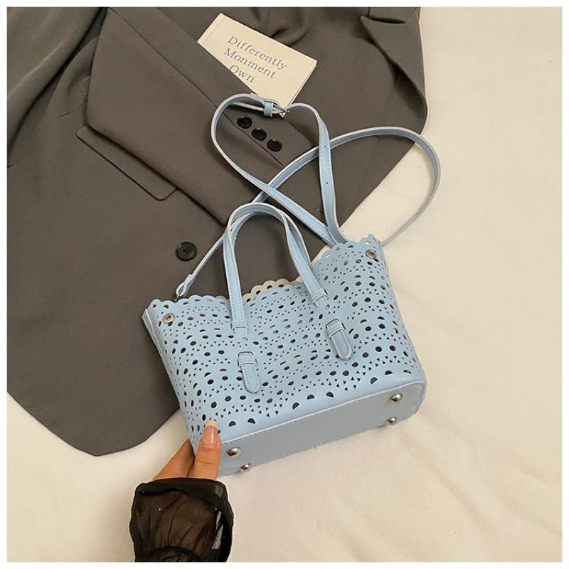 Сумка с вырезами, модная сумка-ведро в корейском стиле, простая и стильная, большой вместимости, сумка через плечо синий
Сумка с вырезами, модная сумка-ведро в корейском стиле, простая и стильная, большой вместимости, сумка через плечо синий