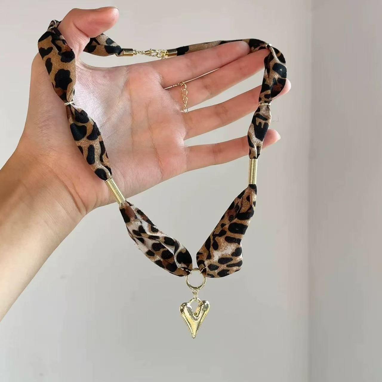 Retro Y2k Gold Color Geometric Liquid Metal Leopard Print Silk Scarf Winding Bracelet for Women Personality Hot Girls Jewelry
Retro Y2k Gold Color Geometric Liquid Metal Leopard Print Silk Scarf Winding Bracelet for Women Personality Hot Girls Jewelry