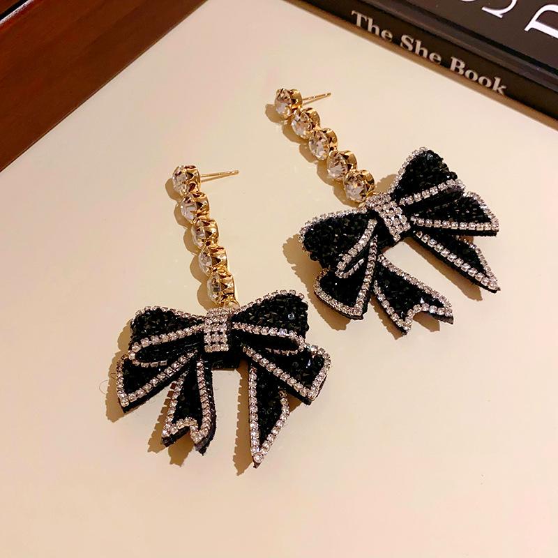 Silver Needle Shiny Flower Pendant Earrings European and American Exaggerated Atmospheric Earrings Light Luxury Fashion Temperament Earrings
Silver Needle Shiny Flower Pendant Earrings European and American Exaggerated Atmospheric Earrings Light Luxury Fashion Temperament Earrings