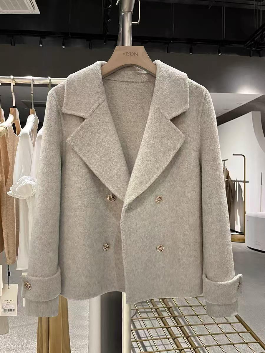 2025 Spring/Autumn Women s Double-Sided Wool Coat: High-End, Fashionable, Short Casual Suit. M (suggested 60-70 kg)
2025 Spring/Autumn Women s Double-Sided Wool Coat: High-End, Fashionable, Short Casual Suit. M (suggested 60-70 kg)