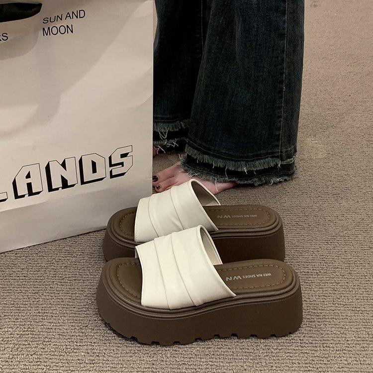 Thick bottom heightening wrinkled leather one-word slippers women s summer wear 2025 new versatile skirt beach cool slippers 40
Thick bottom heightening wrinkled leather one-word slippers women s summer wear 2025 new versatile skirt beach cool slippers 40