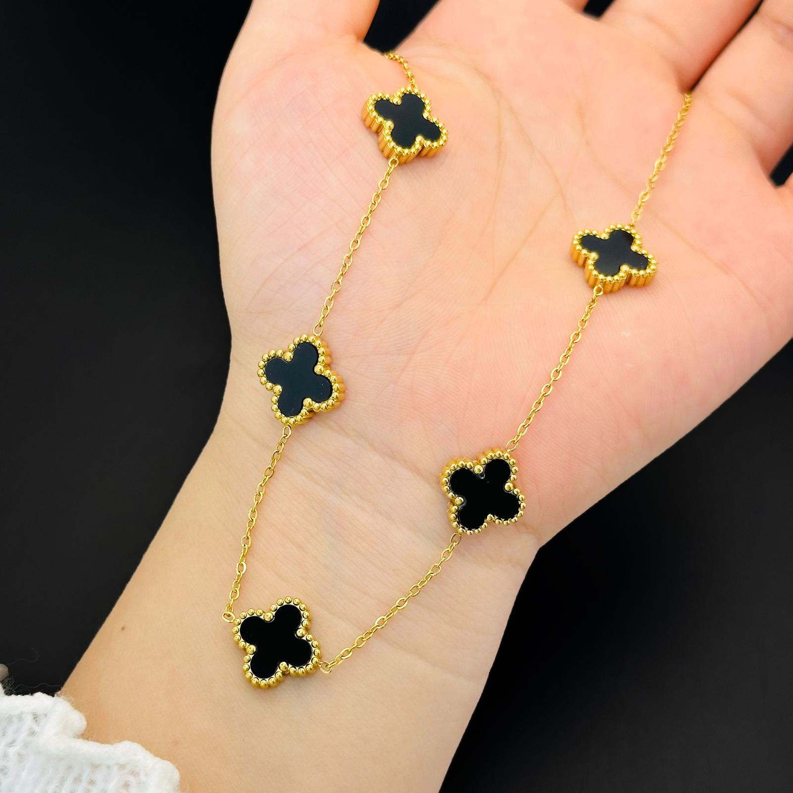 Ожерелье из титановой стали с четырьмя листами клевера, двухстороннее ожерелье из пяти цветов, 18 карат, не теряет цвет, легкая роскошная цепочка на ключицу
Ожерелье из титановой стали с четырьмя листами клевера, двухстороннее ожерелье из пяти цветов, 18 карат, не теряет цвет, легкая роскошная цепочка на ключицу