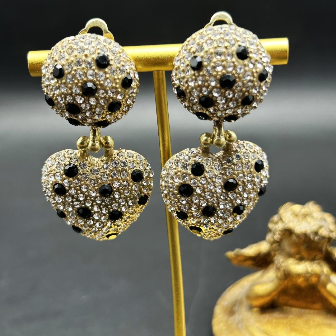 Medieval Vintage Western Retro Brass Marking Old Full Diamond Love Earrings Jewelry Heavy Industry Quality
Medieval Vintage Western Retro Brass Marking Old Full Diamond Love Earrings Jewelry Heavy Industry Quality