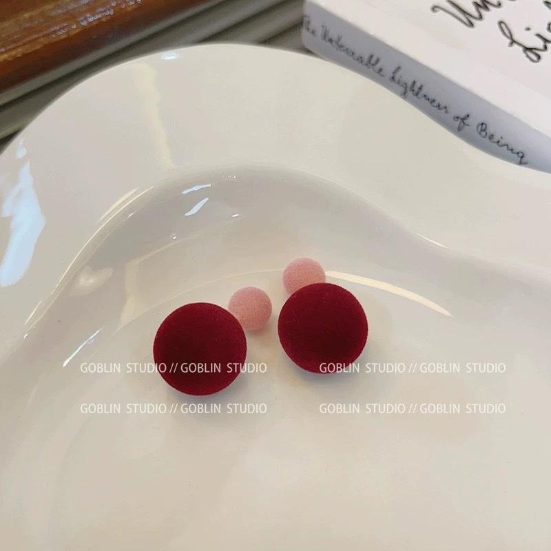Ankola red plush stud earrings two-wear personalized flocking earrings autumn and winter retro Hong Kong style temperament earrings
Ankola red plush stud earrings two-wear personalized flocking earrings autumn and winter retro Hong Kong style temperament earrings