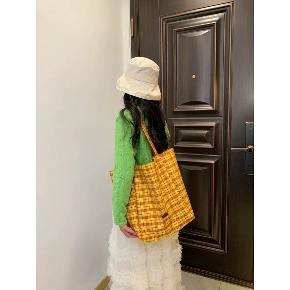 2025 new Korean ins style letter large bag men s and women s double-sided plaid handbag single shoulder canvas tote bag
2025 new Korean ins style letter large bag men s and women s double-sided plaid handbag single shoulder canvas tote bag