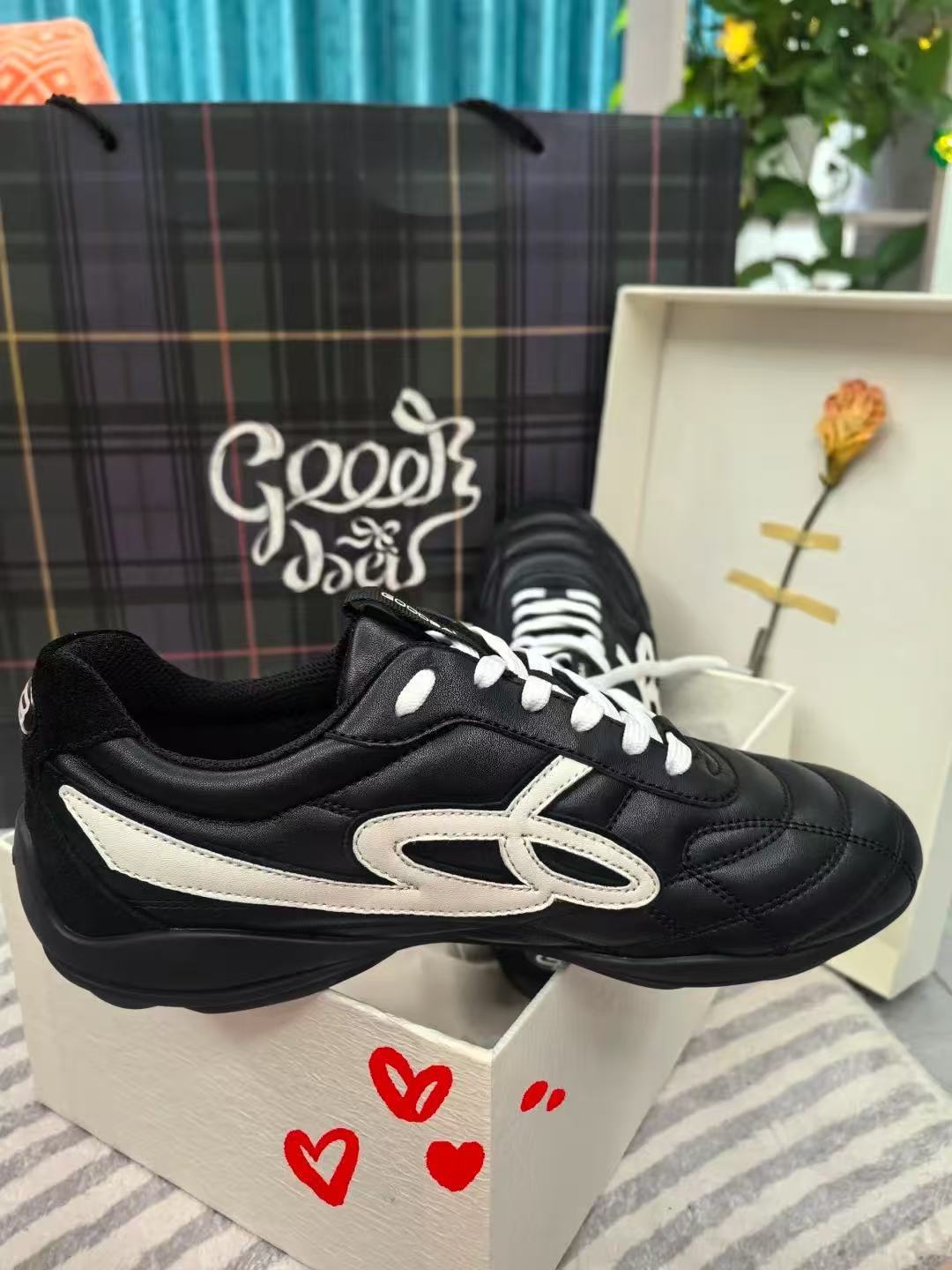 Lightweight fluffy shoes retro women s lace-up casual sports stray shoes 40 чёрный
Lightweight fluffy shoes retro women s lace-up casual sports stray shoes 40 чёрный