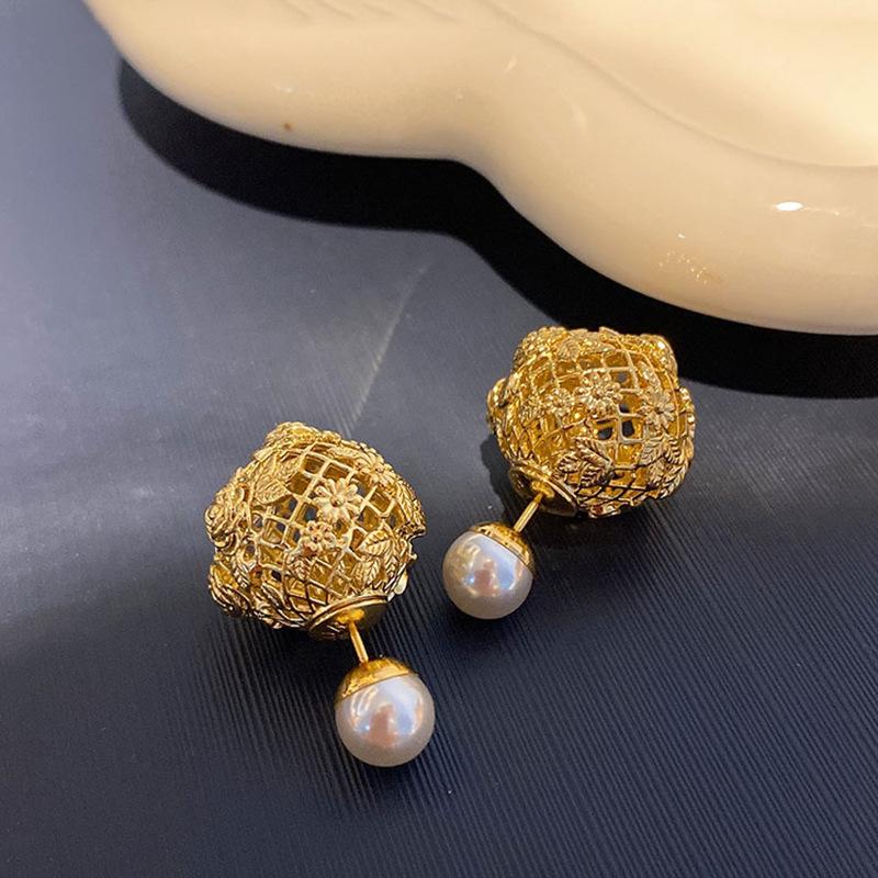 Round flower pearl stud earrings fashion court style retro temperament earrings high sense personalized earrings
Round flower pearl stud earrings fashion court style retro temperament earrings high sense personalized earrings