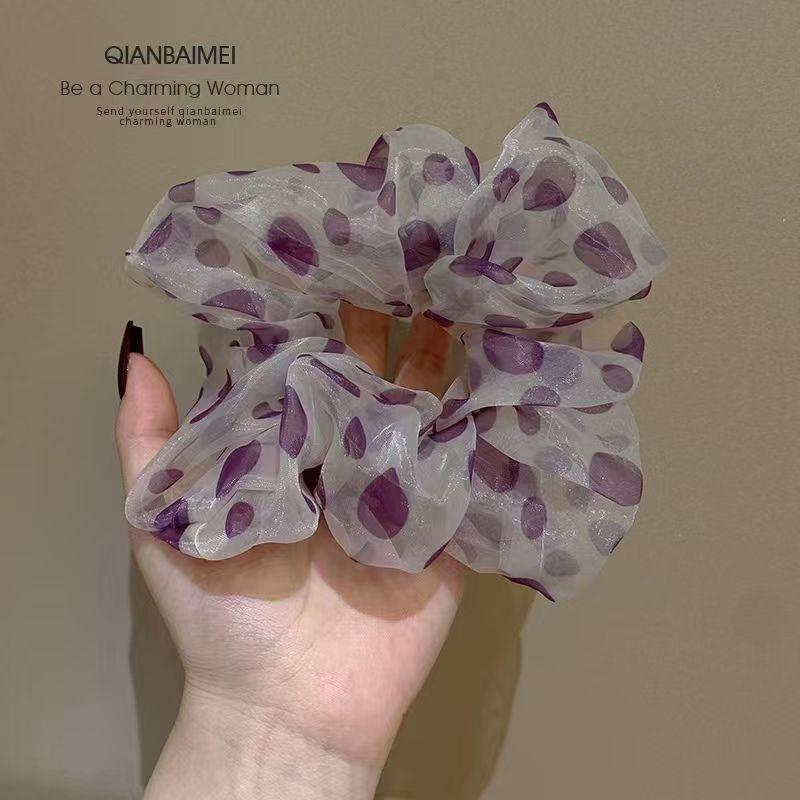 Перламутровая фиолетовая резинка для волос в горошек
Перламутровая фиолетовая резинка для волос в горошек