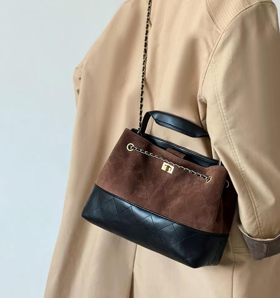 Autumn and winter new matte suede leather rhombus chain tote large capacity shoulder messenger bag women темно-коричневого кольору
Autumn and winter new matte suede leather rhombus chain tote large capacity shoulder messenger bag women темно-коричневого кольору
