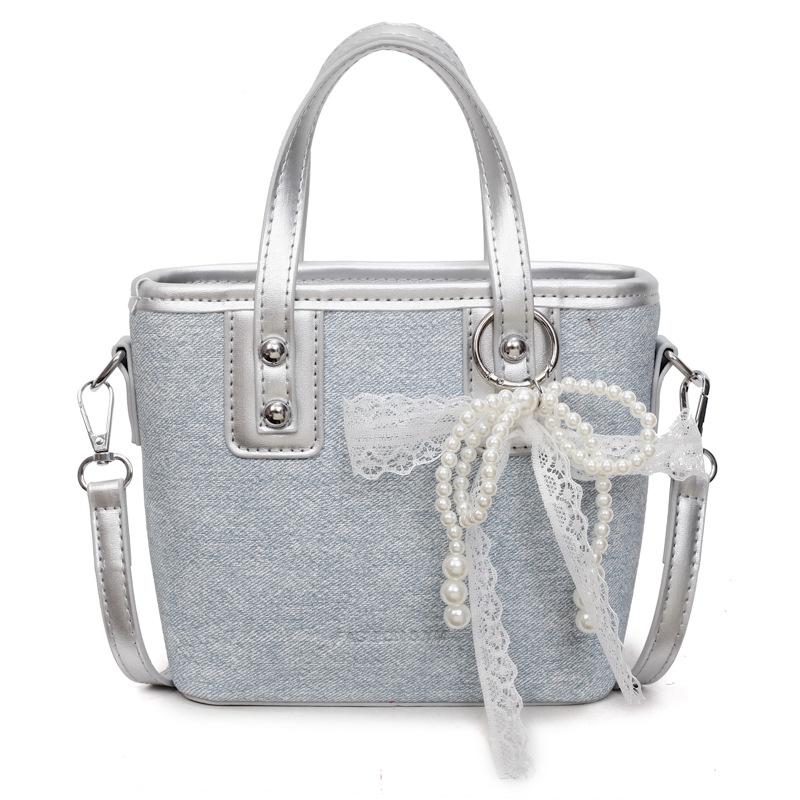 Premium handbag women s simple foreign style bucket bag 2025 new Korean version shoulder bag fashionable contrasting color messenger bag серебряный
Premium handbag women s simple foreign style bucket bag 2025 new Korean version shoulder bag fashionable contrasting color messenger bag серебряный