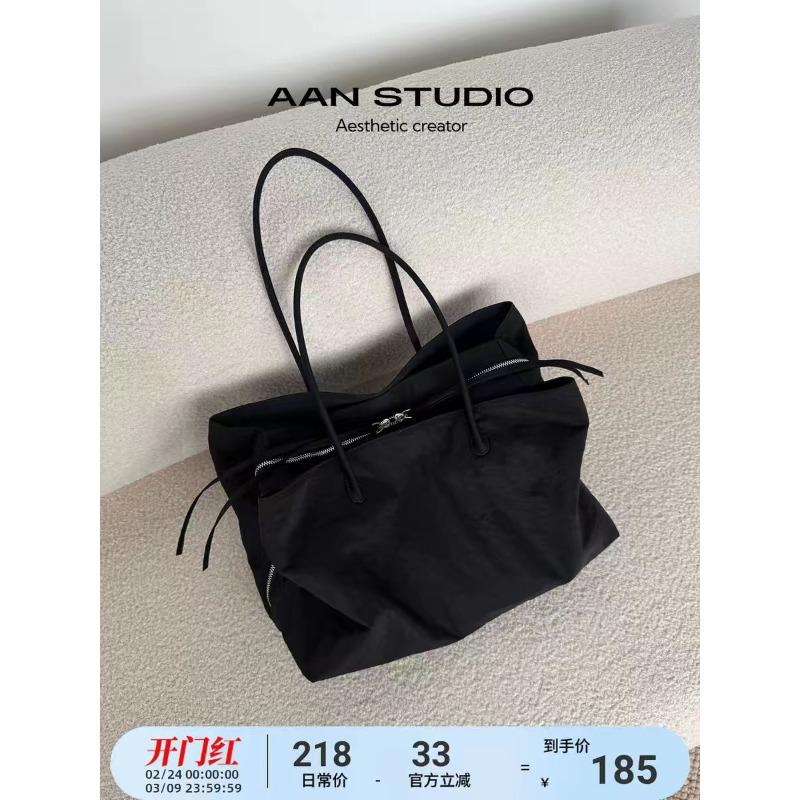 Black Minimalist Large Capacity Tote Bag Multi-compartment Nylon Waterproof Computer Bag Fitness Bag Men s and Women s Portable Shoulder Bag чорний
Black Minimalist Large Capacity Tote Bag Multi-compartment Nylon Waterproof Computer Bag Fitness Bag Men s and Women s Portable Shoulder Bag чорний