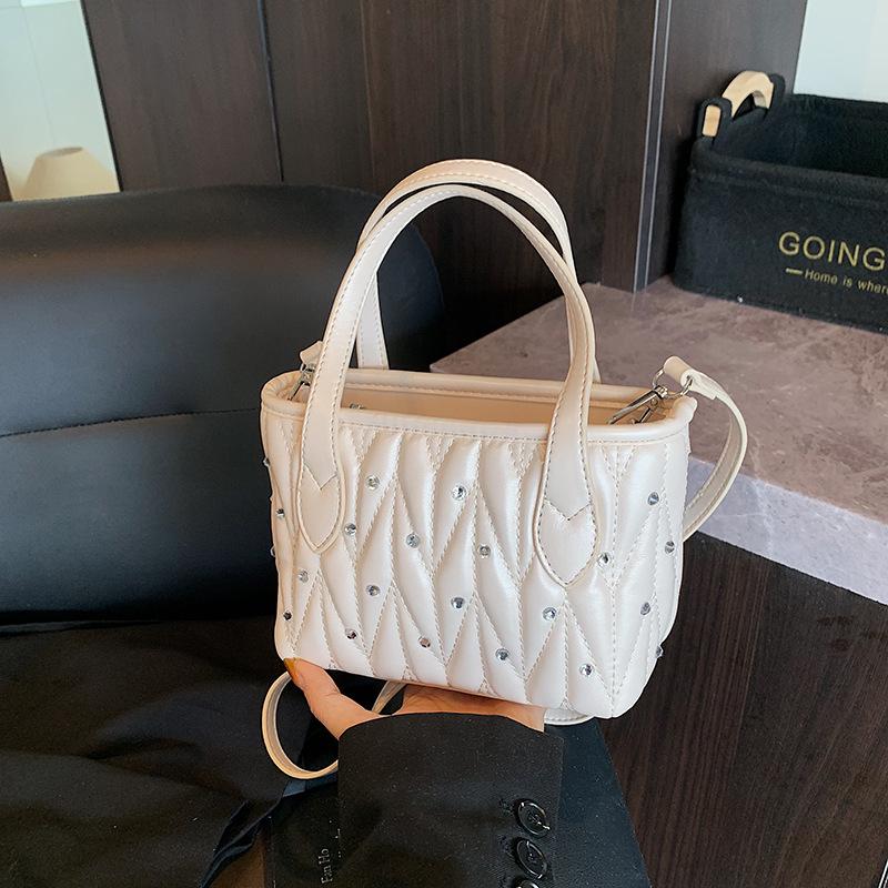 Rhombus chain bag women s summer new trendy bucket bag versatile shoulder bag messenger bag белый
Rhombus chain bag women s summer new trendy bucket bag versatile shoulder bag messenger bag белый