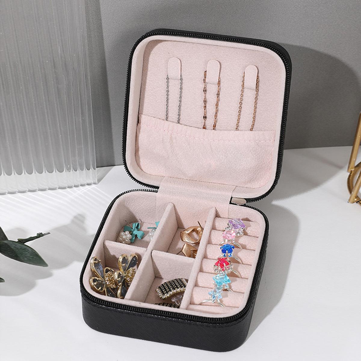 Портативная шкатулка для хранения ювелирных изделий, сережек, ожерелий, колец, домашняя шкатулка для хранения ювелирных изделий, мини-витрина
Портативная шкатулка для хранения ювелирных изделий, сережек, ожерелий, колец, домашняя шкатулка для хранения ювелирных изделий, мини-витрина