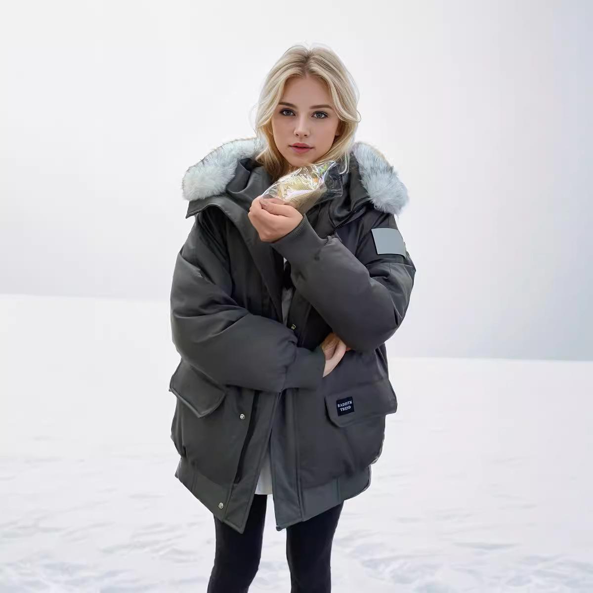 MIEGOFCE Жіноча вільна кишеня на блискавці з капюшоном і рукавом реглан, товсте пальто з штучним хутряним коміром MZ-24582 S сірий
MIEGOFCE Жіноча вільна кишеня на блискавці з капюшоном і рукавом реглан, товсте пальто з штучним хутряним коміром MZ-24582 S сірий