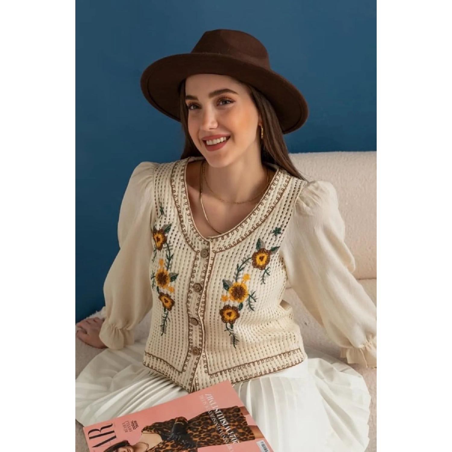 Льняная рубашка кремового цвета с v-образным вырезом и цветочной вышивкой S кремовый
Льняная рубашка кремового цвета с v-образным вырезом и цветочной вышивкой S кремовый