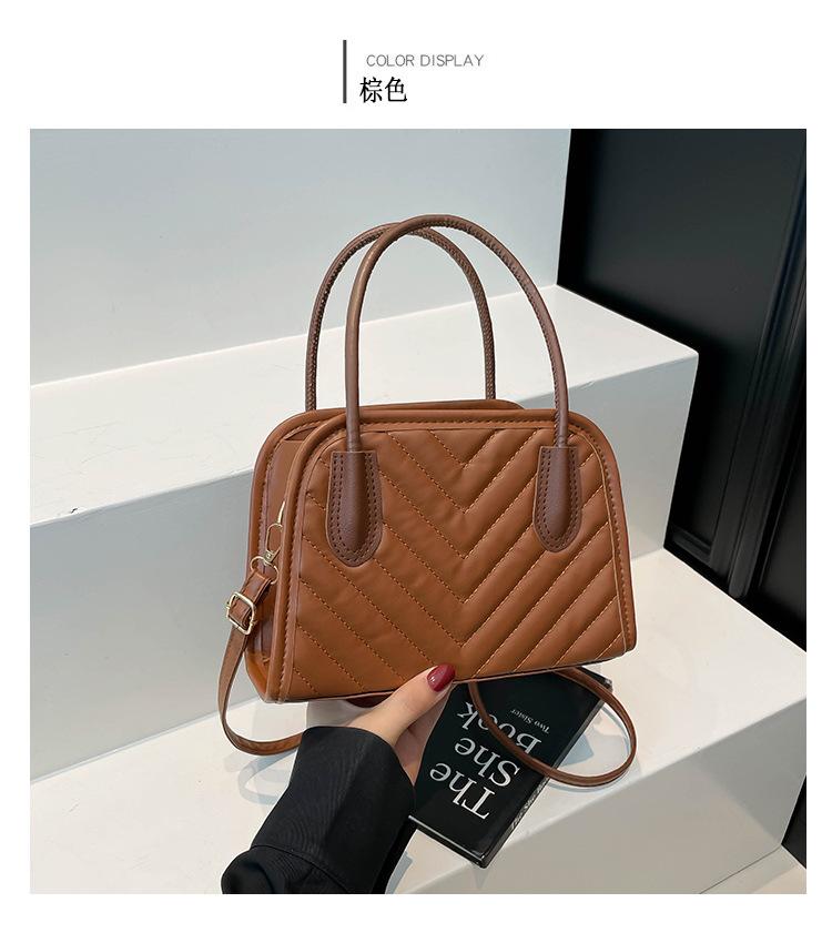 2025 autumn new trendy texture simple small bag messenger bag women s solid color Korean shoulder bag portable small square bag коричневый
2025 autumn new trendy texture simple small bag messenger bag women s solid color Korean shoulder bag portable small square bag коричневый